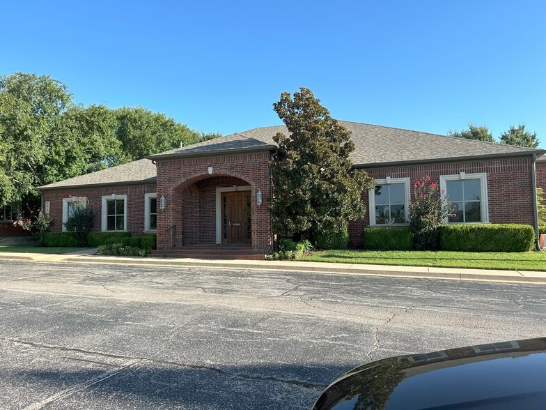 More Photos Of 7015 N Robinson Ave, Oklahoma City Office For Lease