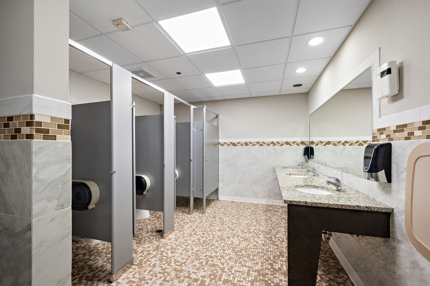 More Photos Of 1385 Mendota Heights Rd, Mendota Heights Light Distribution For Sale