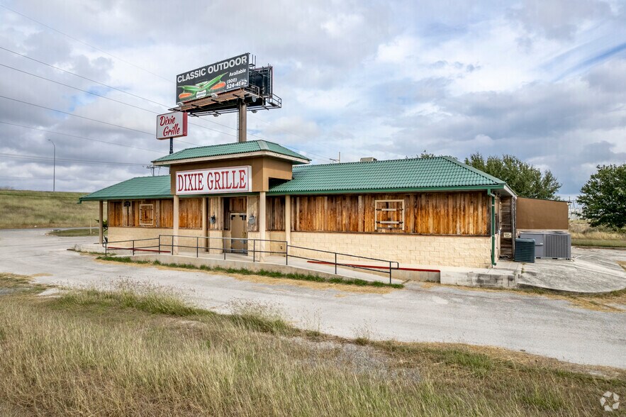 Primary Photo Of 1575 W Interstate 10, Seguin Restaurant For Lease