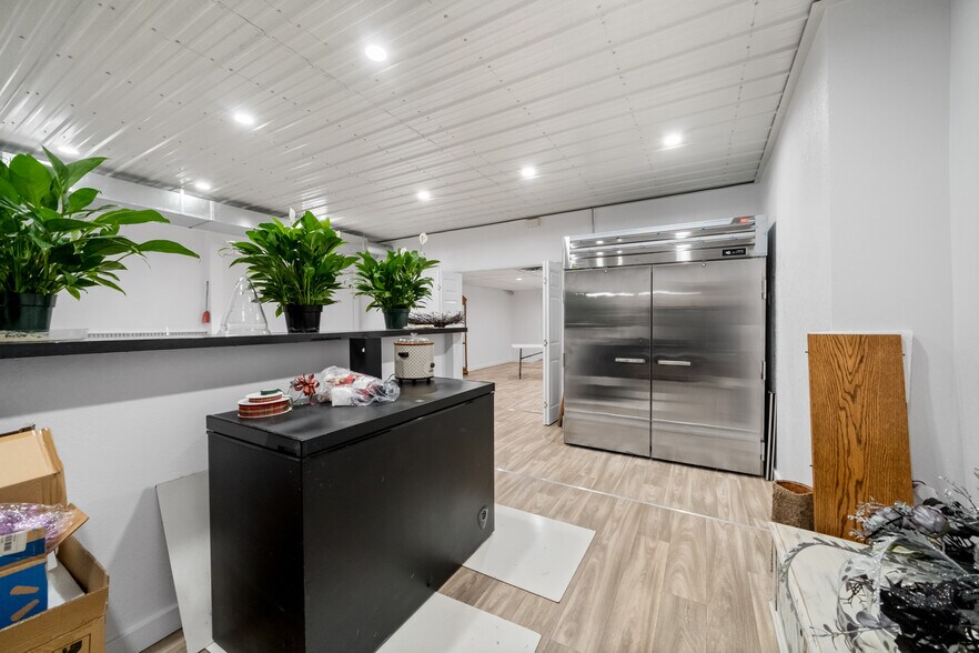 More Photos Of 122 E Cranston Ave, Fowler Flex For Sale