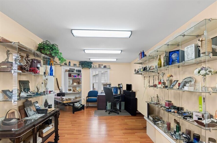 More Photos Of 4423 Railroad Ave, Harrisburg Office For Sale