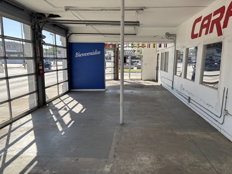 More Photos Of 3632-3652 N Cicero Ave, Chicago Showroom For Sale