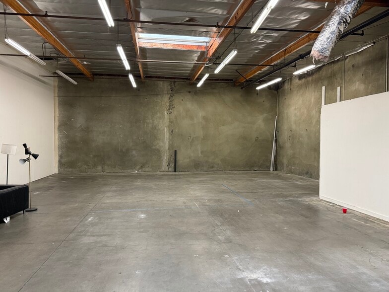 More Photos Of 12987-12999 Arroyo St, San Fernando Warehouse For Lease
