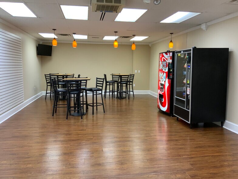 More Photos Of 24445 Northwestern Hwy, Southfield Office For Lease