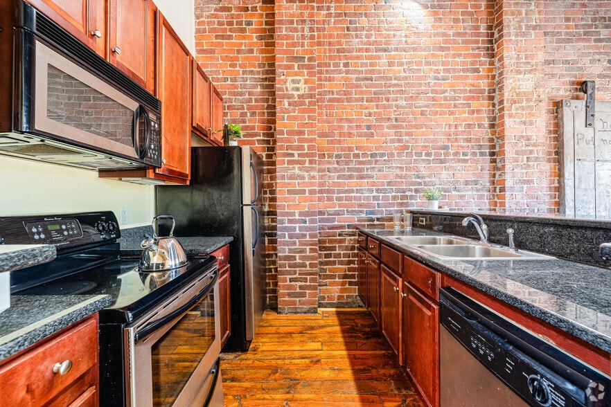 More Photos Of 2411 E Franklin St, Richmond Apartments For Lease