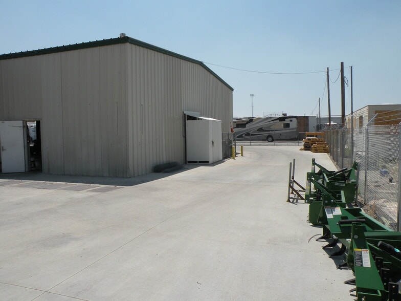 More Photos Of 45223 23rd St W, Lancaster Auto Dealership For Sale
