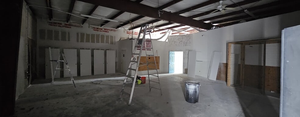More Photos Of 1431 Rail Head Blvd, Naples Warehouse For Lease