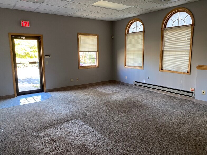 More Photos Of 2705 Happy Joe Dr, Bettendorf Office For Sale