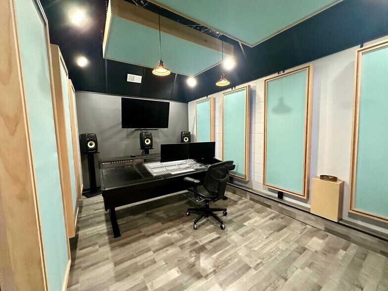 More Photos Of 1112 W Magnolia Blvd, Burbank Storefront For Lease