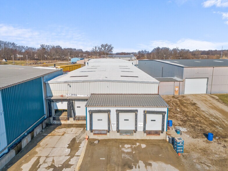 More Photos Of 908-918 E Franklin St, Hartford City Manufacturing For Lease