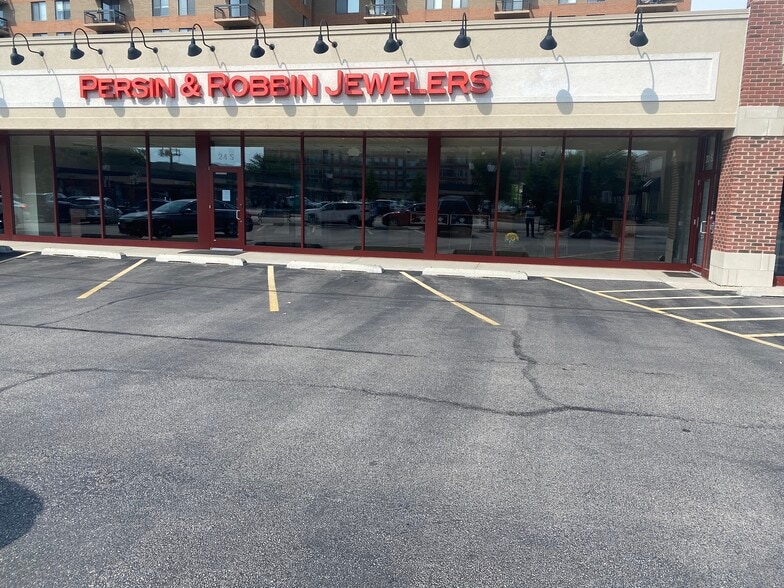 More Photos Of 20-40 S Dunton Ave, Arlington Heights Unknown For Lease