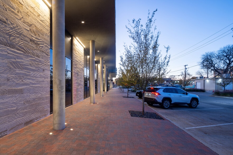 More Photos Of 200 E Front St, Arlington Restaurant For Lease