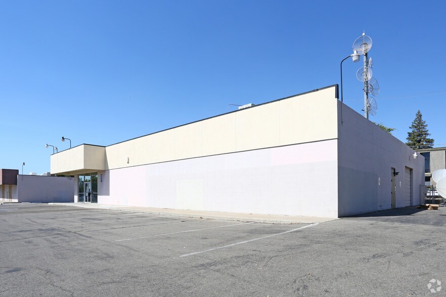More Photos Of 4936 N Blackstone Ave, Fresno Freestanding For Lease