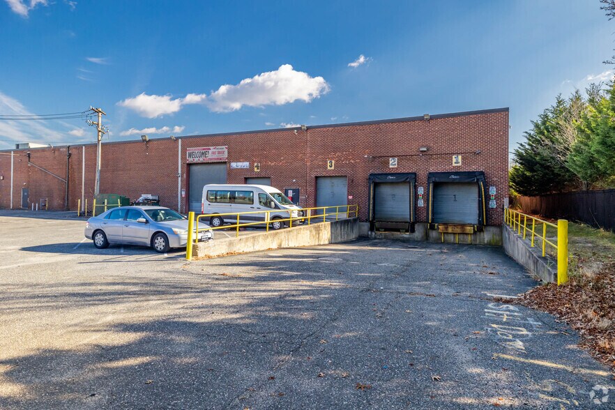 More Photos Of 225 Underhill Blvd, Syosset Warehouse For Lease