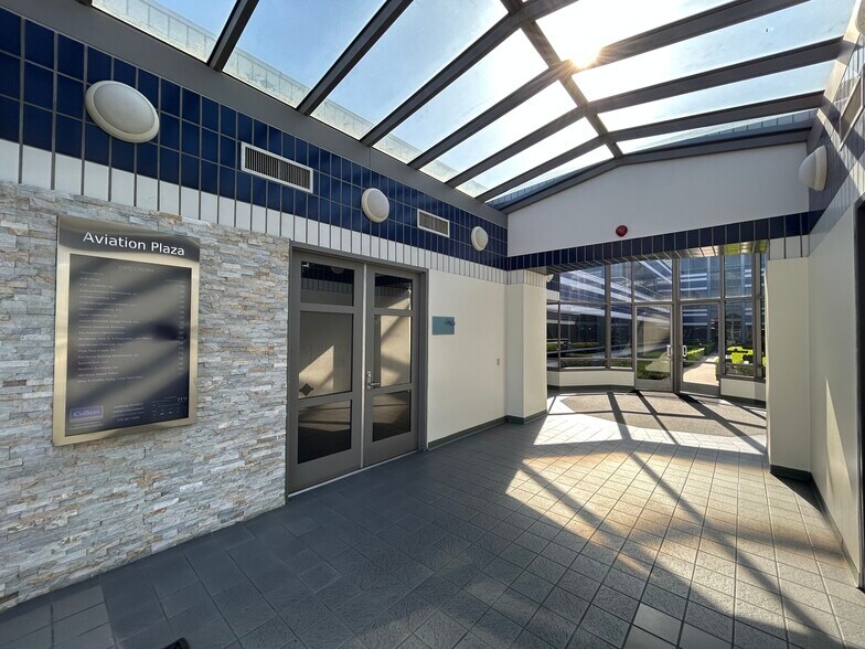 More Photos Of 16461 Sherman Way, Van Nuys Office For Lease