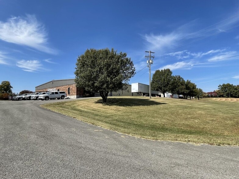 More Photos Of 6671 Shepherdsville Rd, Elizabethtown Warehouse For Lease