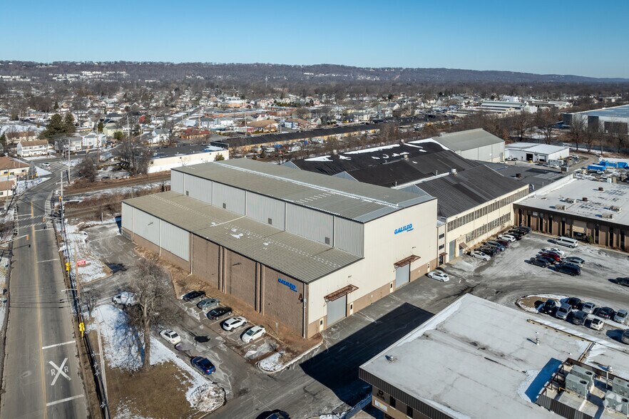 More Photos Of 333 Cedar Ave, Middlesex Warehouse For Lease