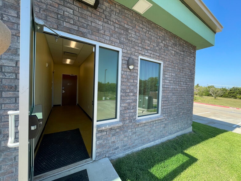 More Photos Of 1505 Airport Rd, Rockwall Flex For Lease