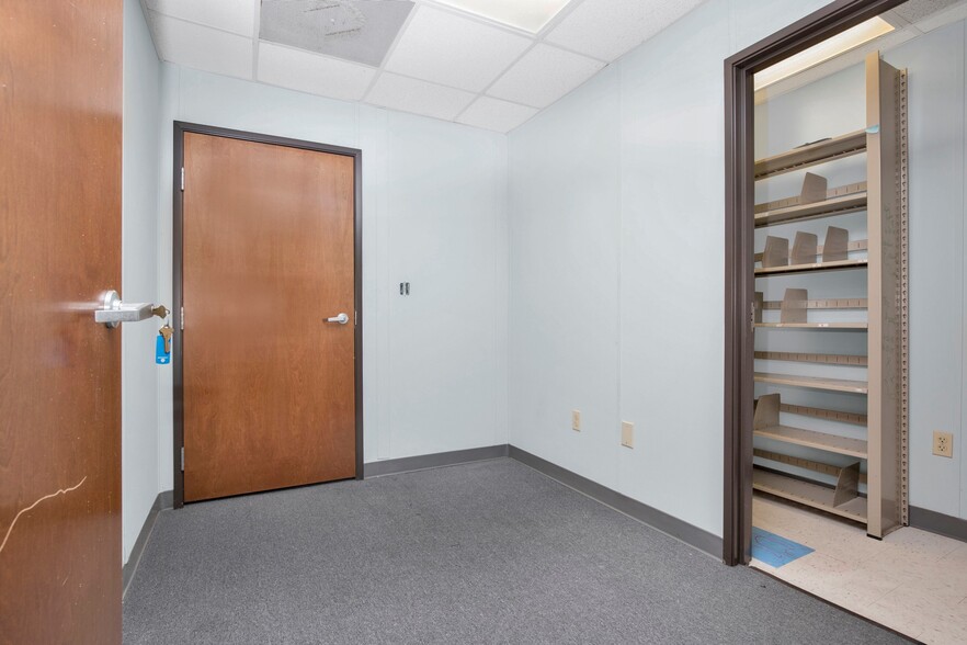 More Photos Of 2407 W 5th St, Lumberton Office For Sale