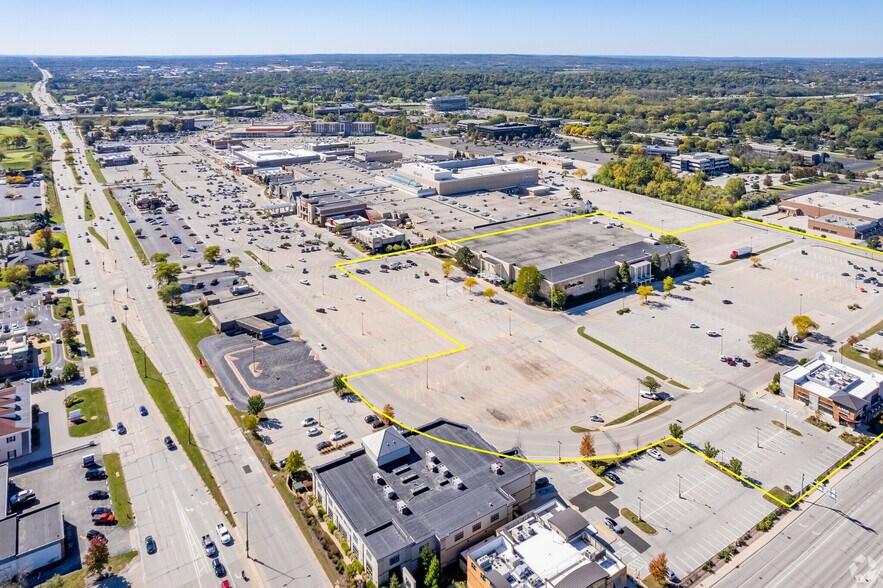 More Photos Of 15875 W Bluemound Rd, Brookfield General Retail For Lease