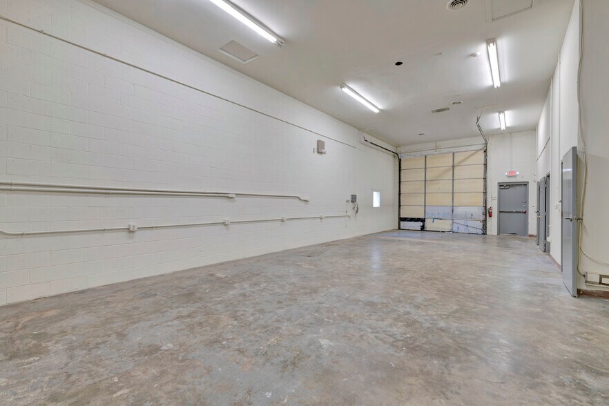 More Photos Of 2213 Ogletown Rd, Newark Warehouse For Lease