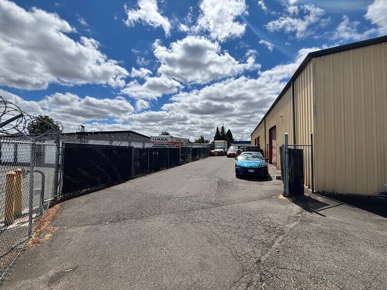 More Photos Of 2618 Cherry Ave NE, Salem Industrial For Sale
