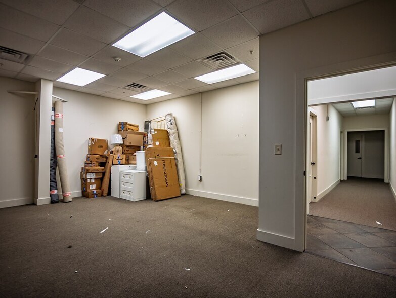 More Photos Of 304 Heritage Dr, Oxford General Retail For Sale