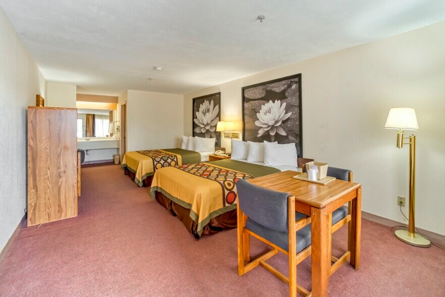 More Photos Of 2100 N Wheeler St, Jasper Hotel For Sale