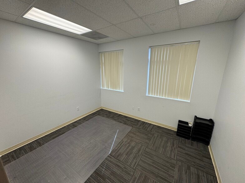 More Photos Of 2720 Commercial St, Salem Office For Sale