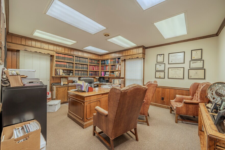 More Photos Of 40 W Main St, Savannah Office For Sale