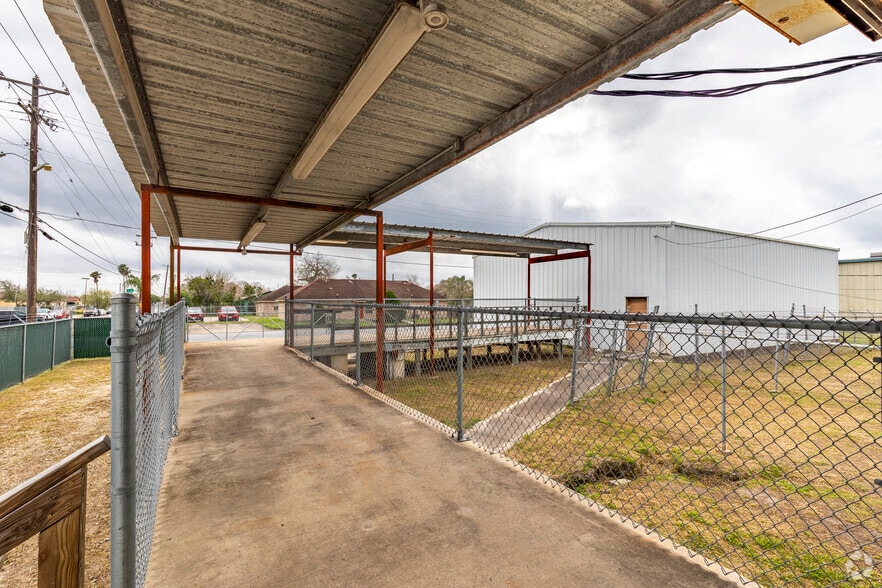 More Photos Of 726 N Expressway 77, Harlingen Warehouse For Lease