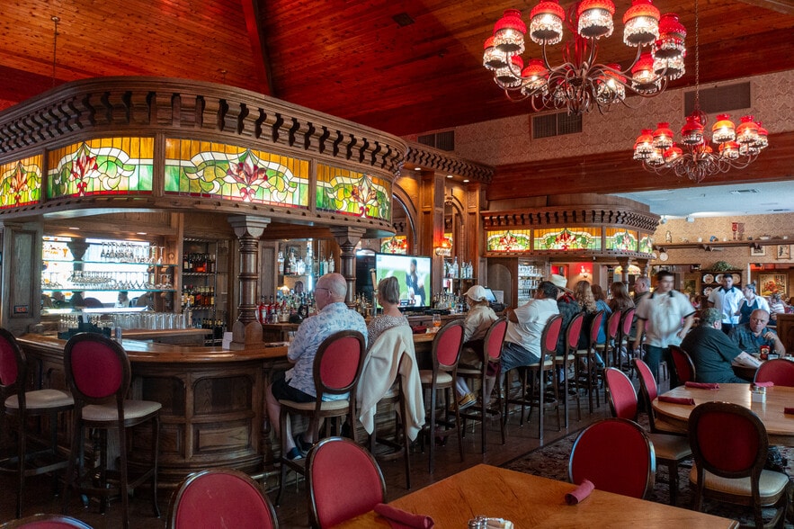 More Photos Of 1800 N Palm Canyon Dr, Palm Springs Restaurant For Sale