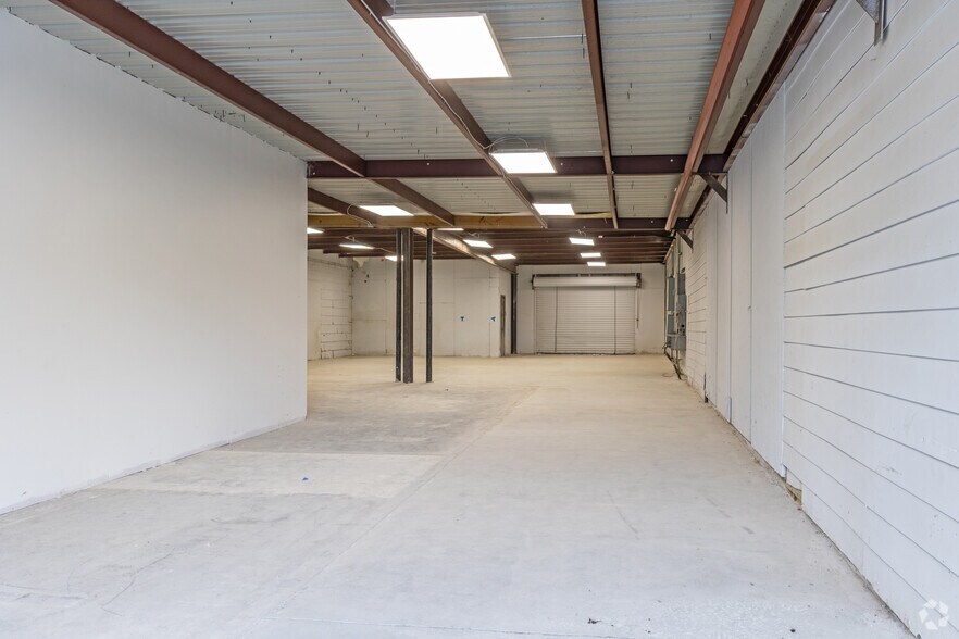 More Photos Of 11110 Bluff Bend Dr, Austin Warehouse For Sale