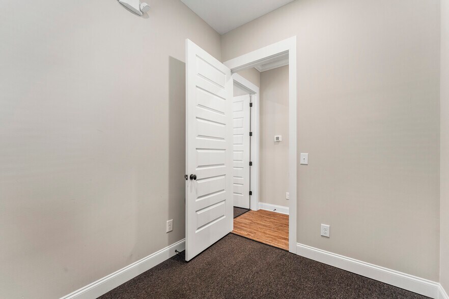 More Photos Of 102 S College St, Hamilton Flex For Sale