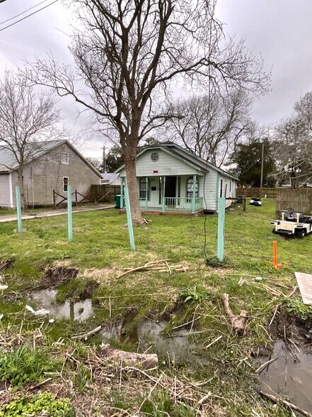 More Photos Of 609 Oak St, La Marque Warehouse For Sale