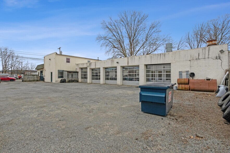 More Photos Of 2217 Farragut ave, Bristol Service For Sale