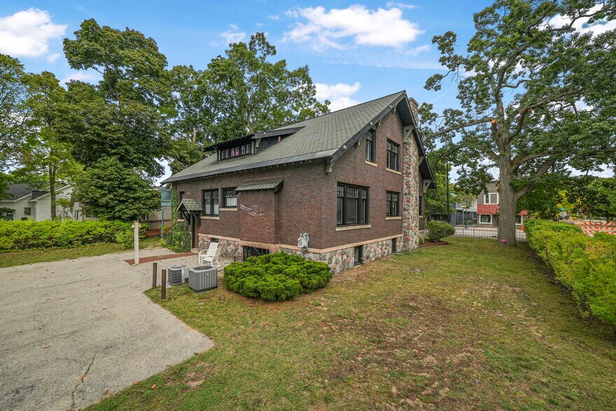 More Photos Of 530 S Union St, Traverse City Medical For Sale