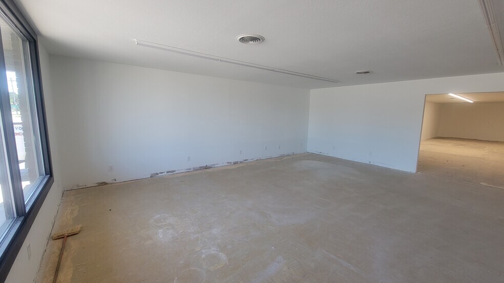 More Photos Of 906 W Springfield Rd, Taylorville Storefront Retail Office For Lease