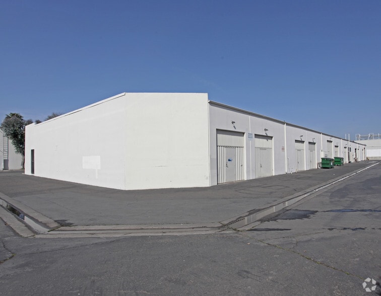 More Photos Of 130-152 E Garry Ave, Santa Ana Warehouse For Lease