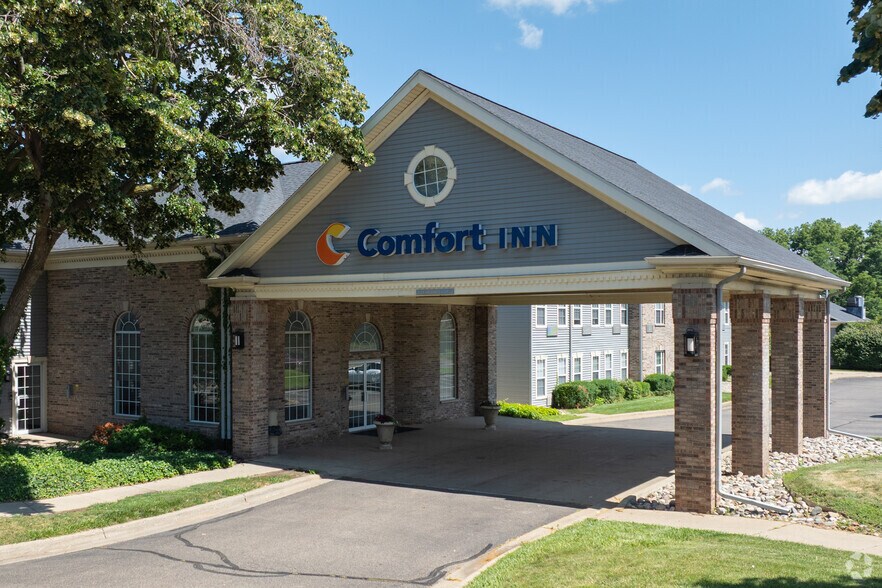 Primary Photo Of 622 Allegan St, Plainwell Hospitality For Sale