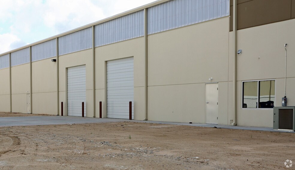 More Photos Of 10930 Brittmoore Park Dr, Houston Warehouse For Lease
