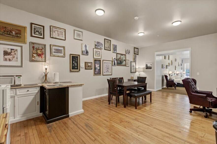 More Photos Of 49 Florida Ave, Amsterdam Hospitality For Sale