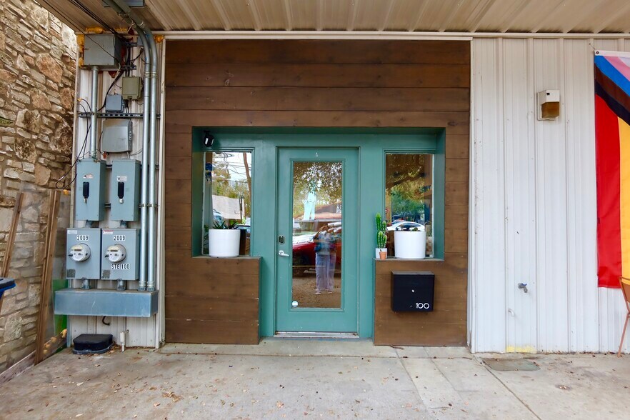 More Photos Of 2009 S 1st St, Austin Freestanding For Lease