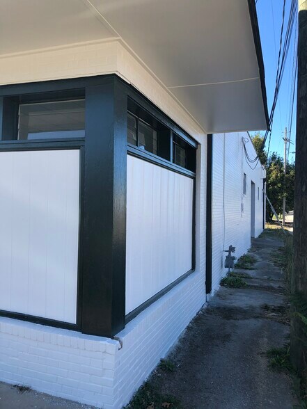 More Photos Of 302 Williams St, Fayetteville Flex For Sale