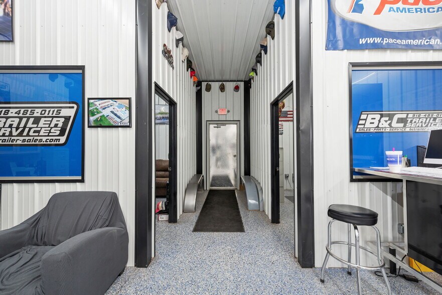 More Photos Of 26091 OK-51, Wagoner Showroom For Sale