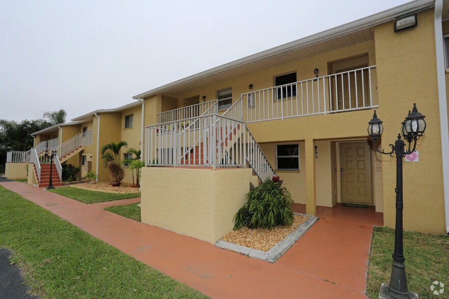 More Photos Of 706 SE 13th Ct, Cape Coral Apartments For Sale