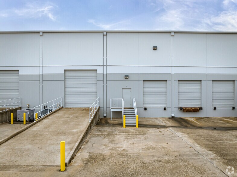More Photos Of 11810 W Fairmont Pky, La Porte Warehouse For Lease