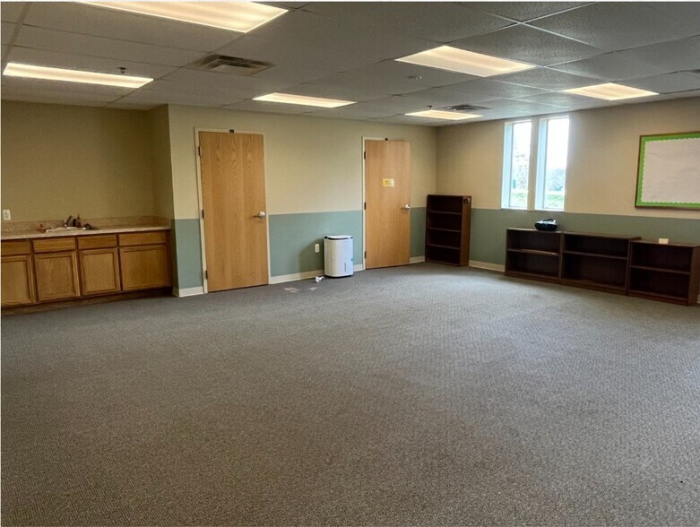 More Photos Of 5171 Commerce Rd, Orchard Lake Religious Facility For Lease