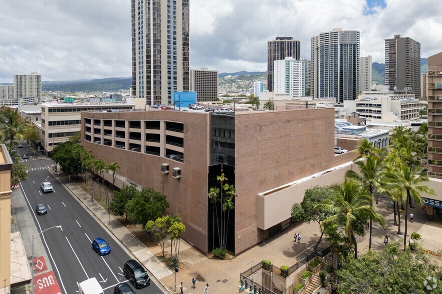 More Photos Of 1032 Fort Street Mall, Honolulu Department Store For Lease