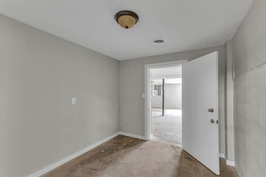 More Photos Of 7424 Bessemer Ave, Cleveland Warehouse For Sale